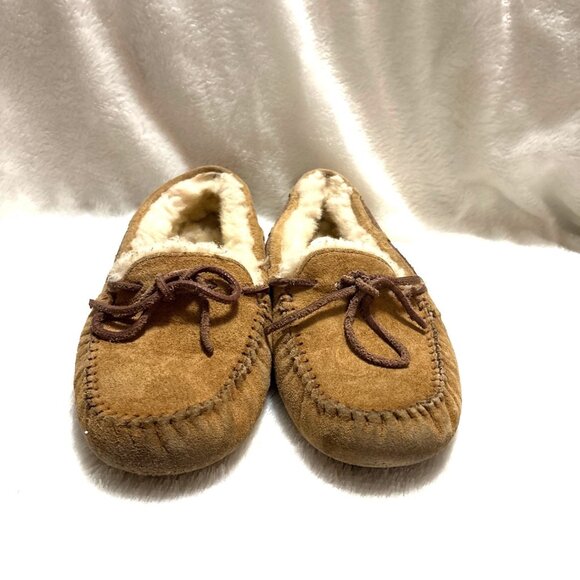 UGG Australia Womens Dakota Tan Suede Sheepskin Moccasin Slip-On Size 7 US - Picture 2 of 5
